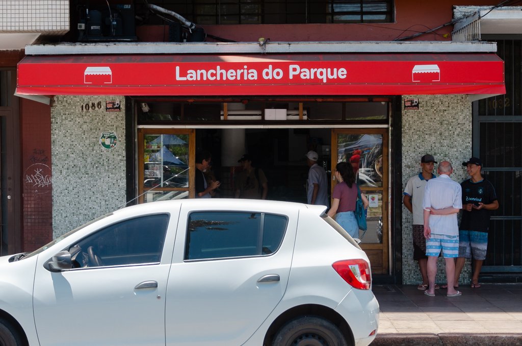 Estabelecimento é uma marca da capital gaúcha, com lanches e atendimento com muito carisma e pouca frescura.